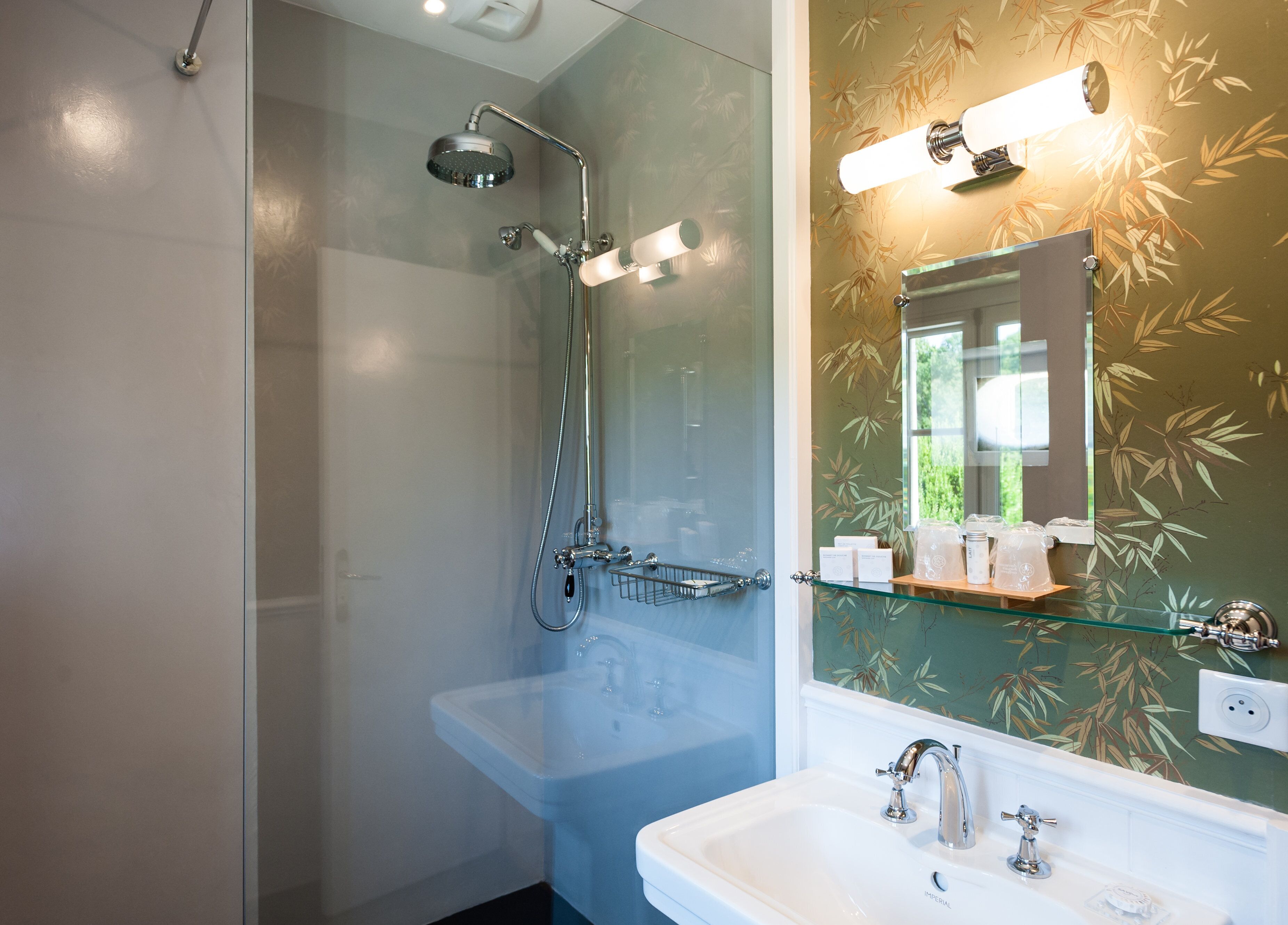 deluxe room (castle) | bathroom | shower, free toiletries, hair dryer, towels