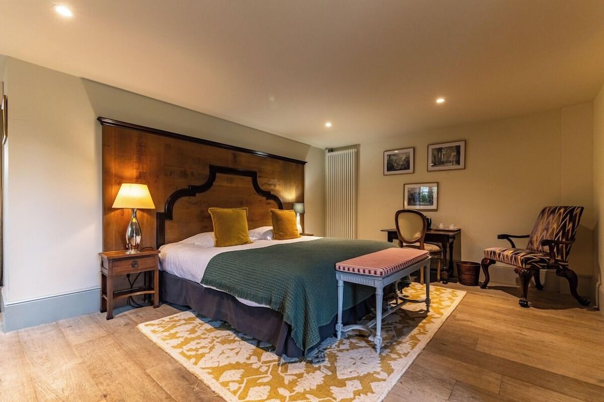 Blackout drapes, WiFi (free), bed sheets