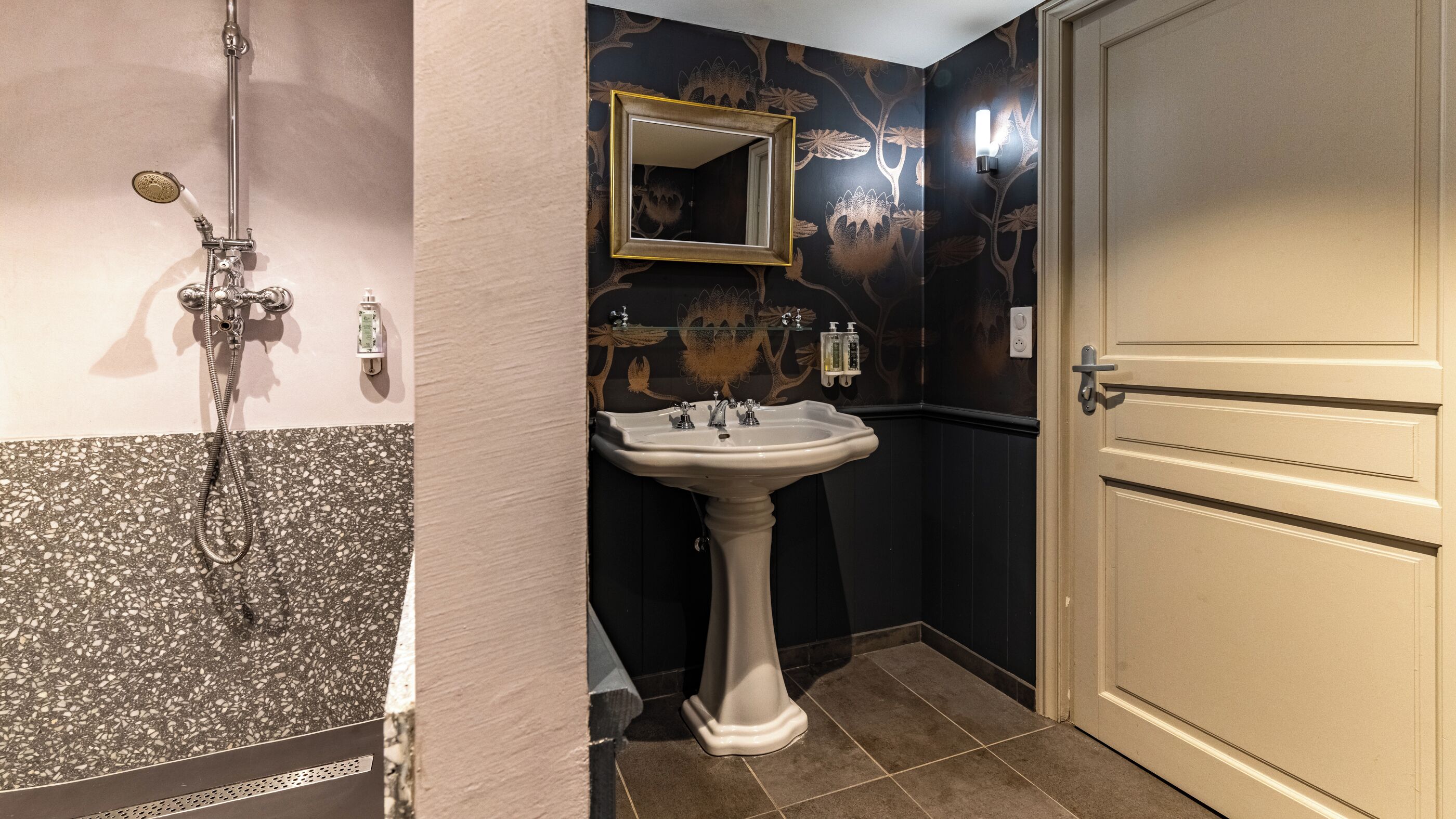 deluxe double room | bathroom | shower, free toiletries, hair dryer, towels