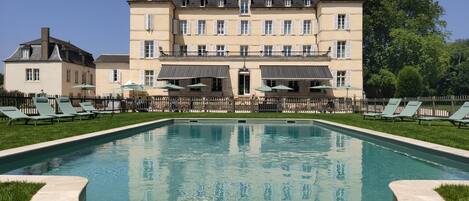 Outdoor pool, pool loungers