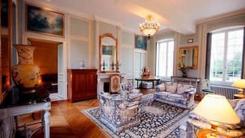 Suite | Living area | TV