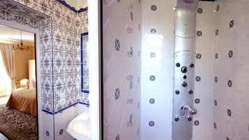 Deluxe-Doppel- oder -Zweibettzimmer, Seeblick | Badezimmer | Dusche