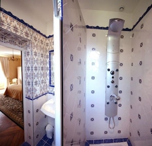 Habitación Deluxe con 1 cama doble o 2 individuales, vistas al lago | Baño | Ducha