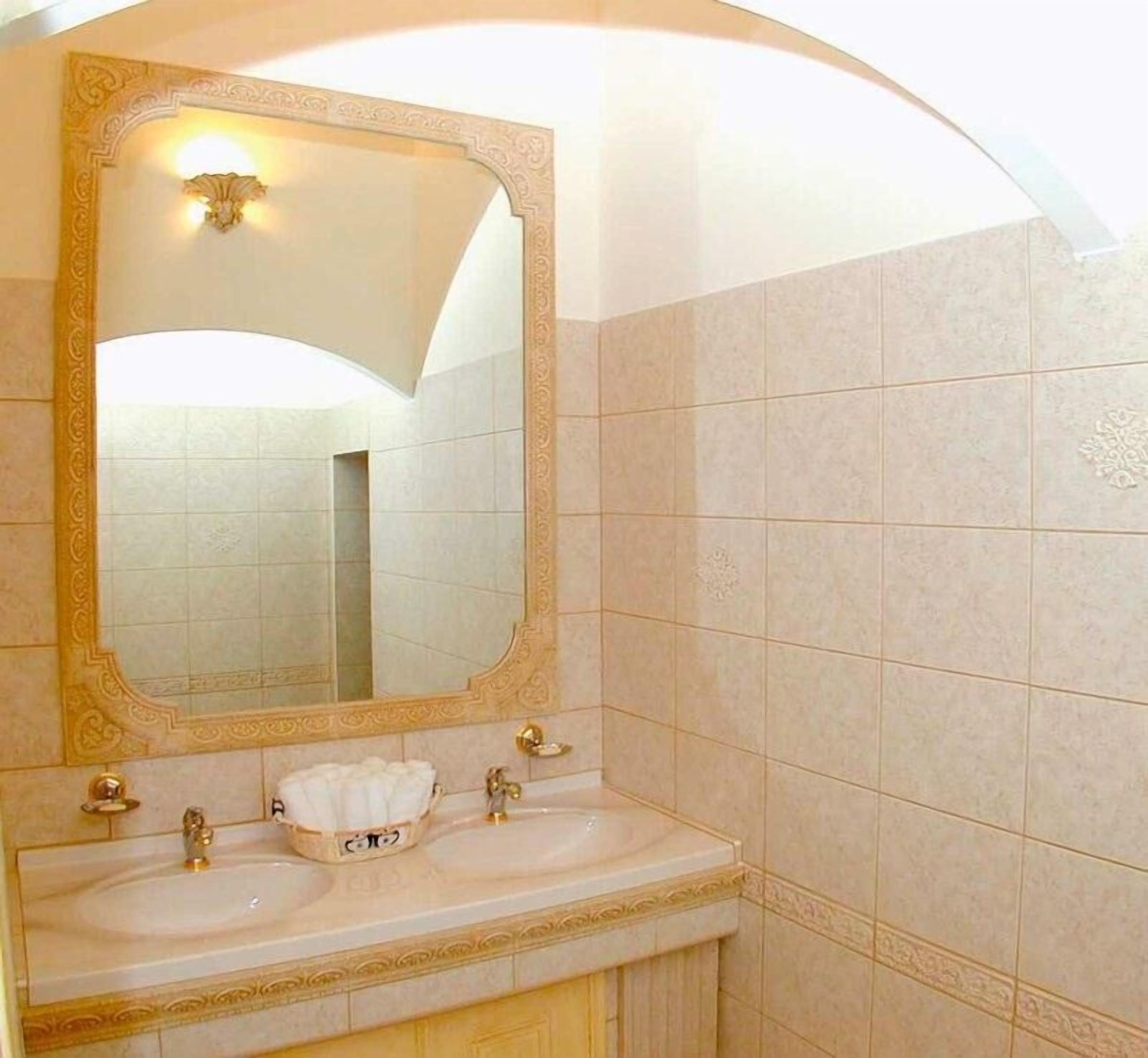 suite | bathroom sink