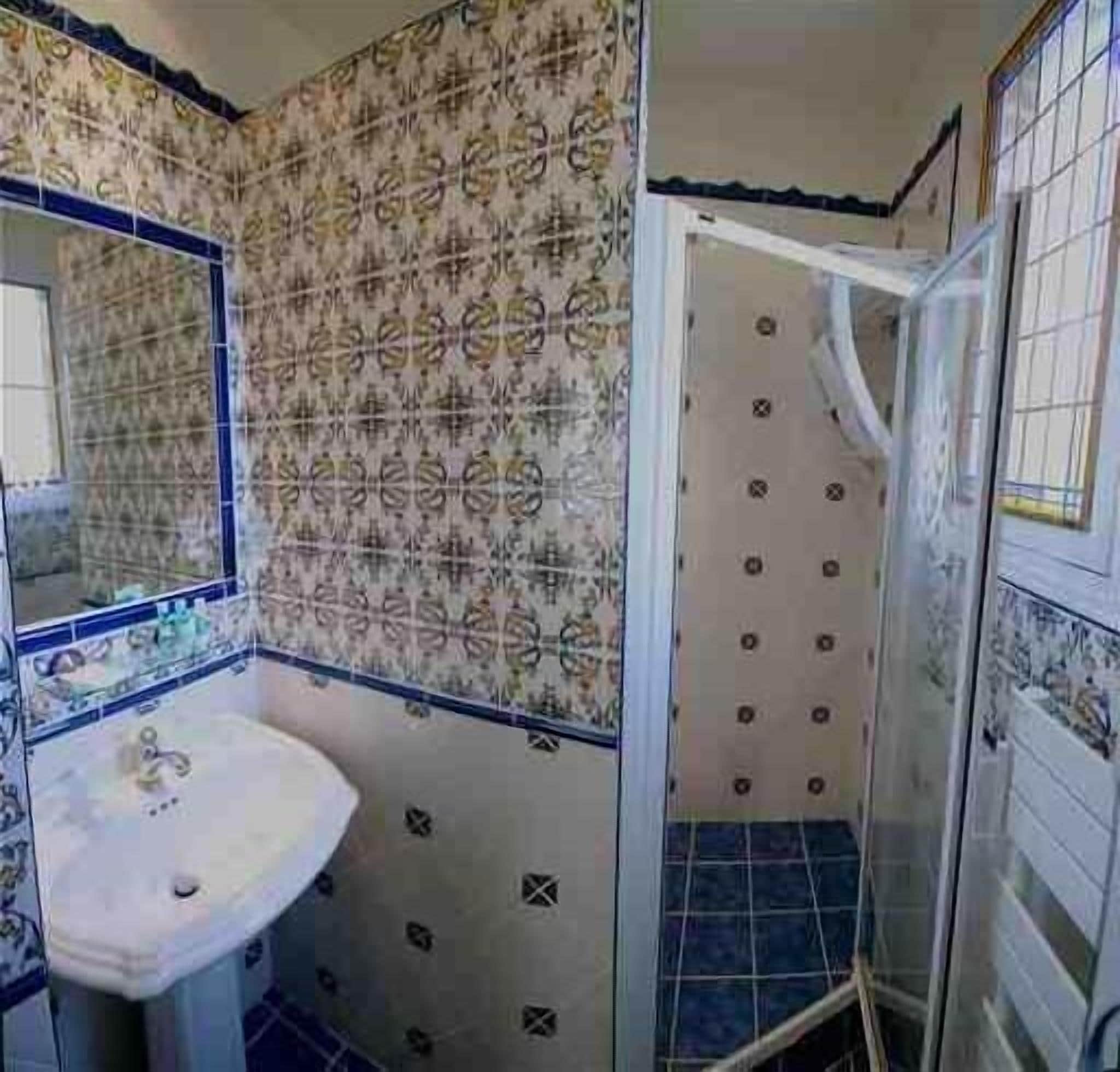 deluxe double or twin room, lake view | bathroom | shower