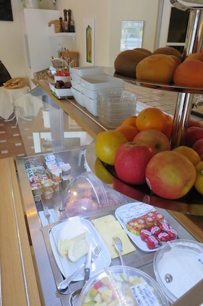 Frokostbuffé hver dag (mot et tillegg)