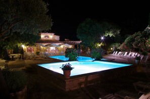 3 piscines extérieures