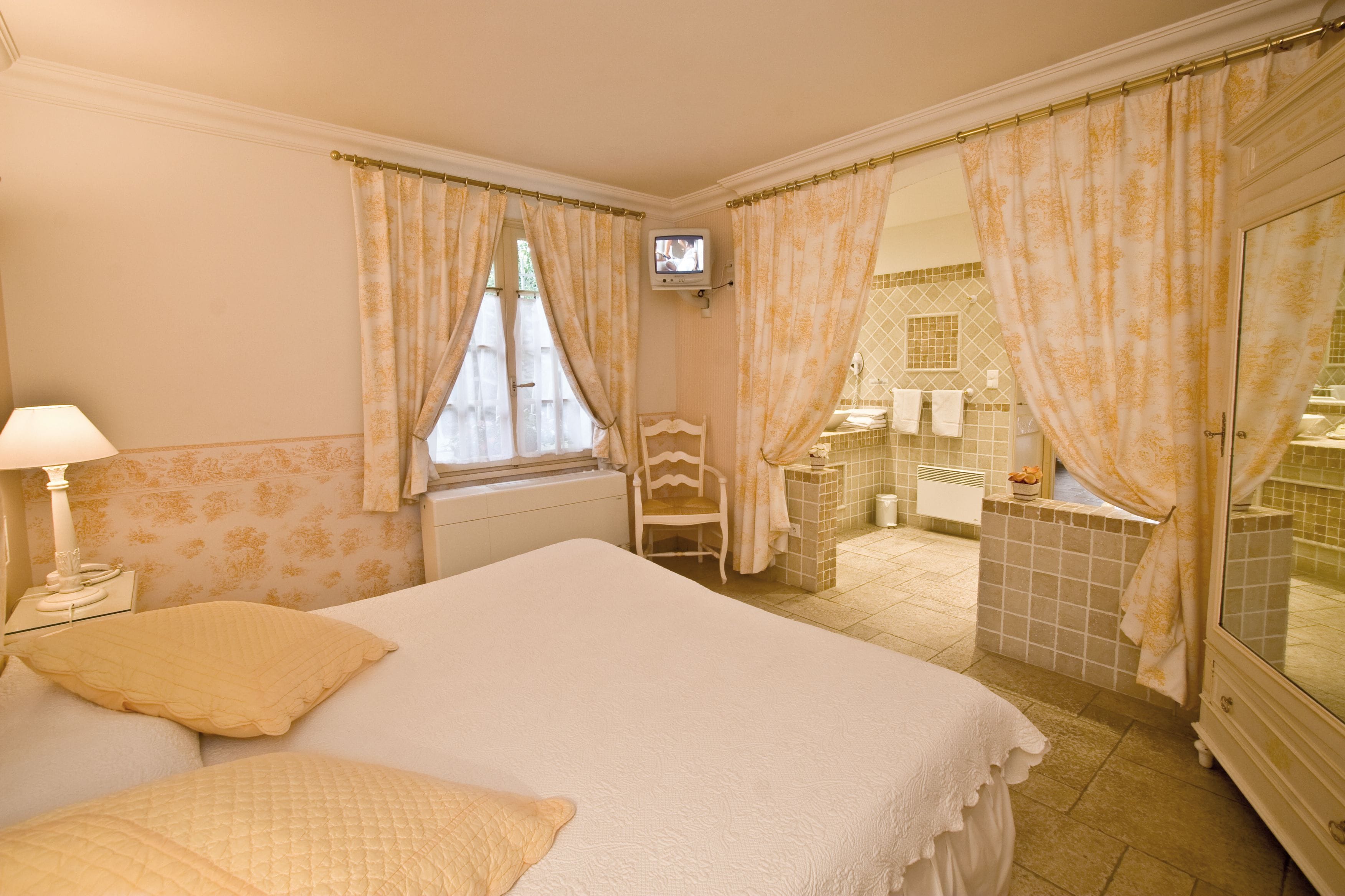 premium double room | 1 bedroom, minibar, desk, soundproofing