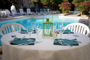 Déjeuner, dîner et souper servis sur place, vue sur la piscine 