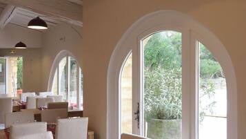 Petit déjeuner, déjeuner et dîner servis sur place, vue sur la piscine