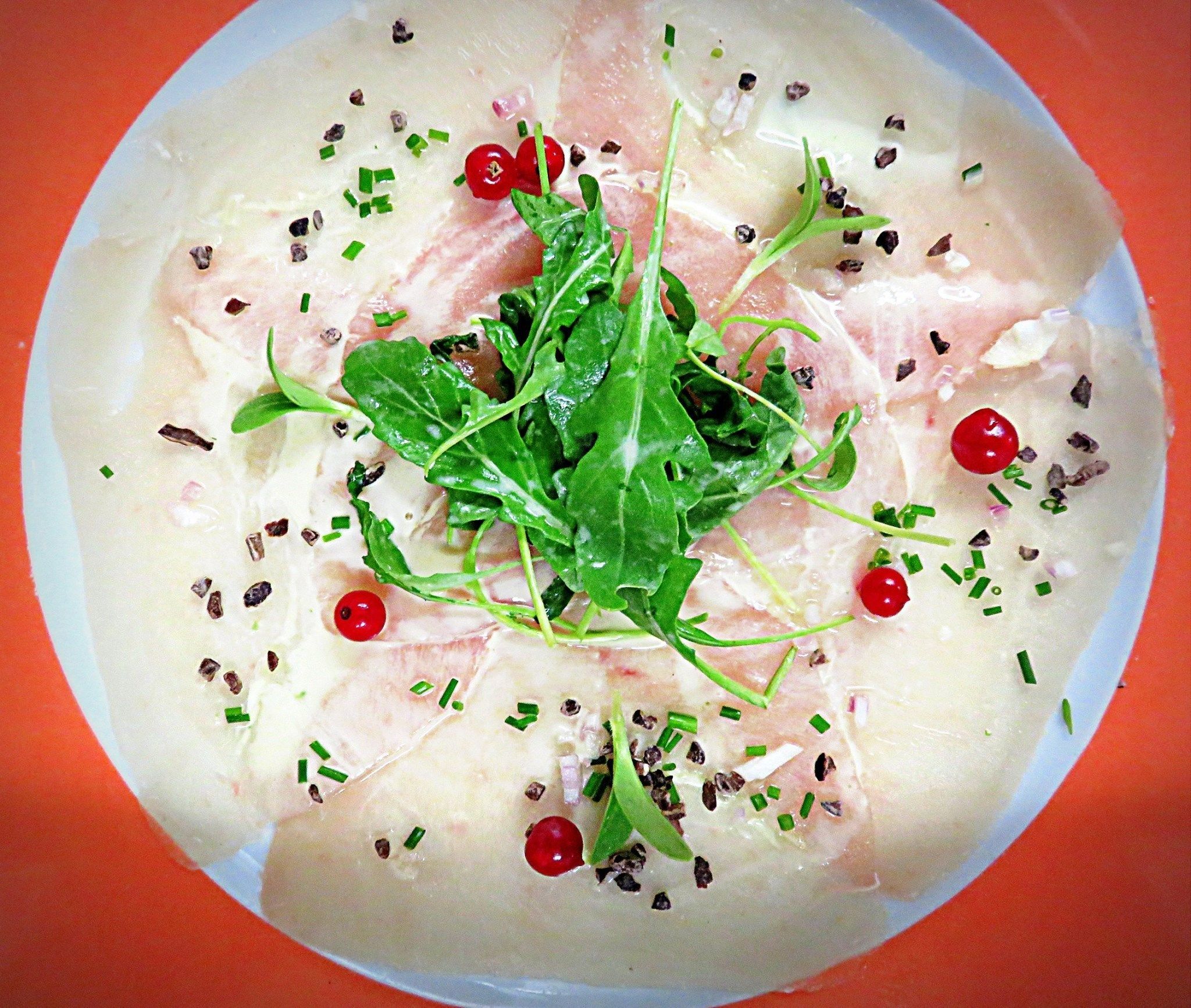 Een bord eten met diverse garneringen.