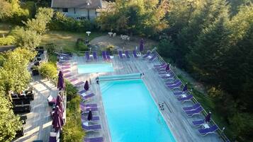 2 outdoor pools, open 8:00 AM to 8:00 PM, sun loungers