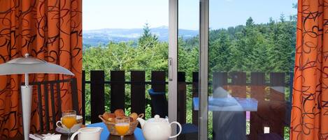 Sarapan (EUR 12.00 per orang)