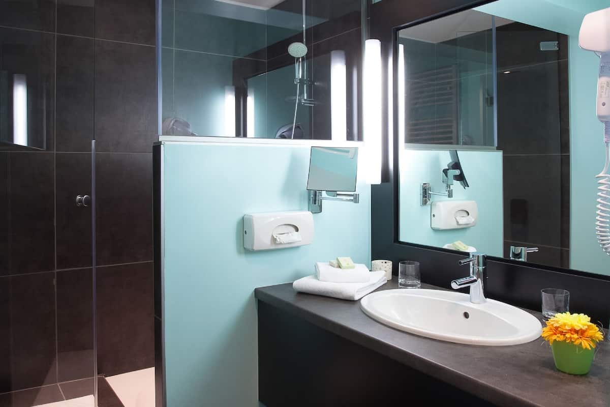 bathtub, free toiletries, hair dryer, towels