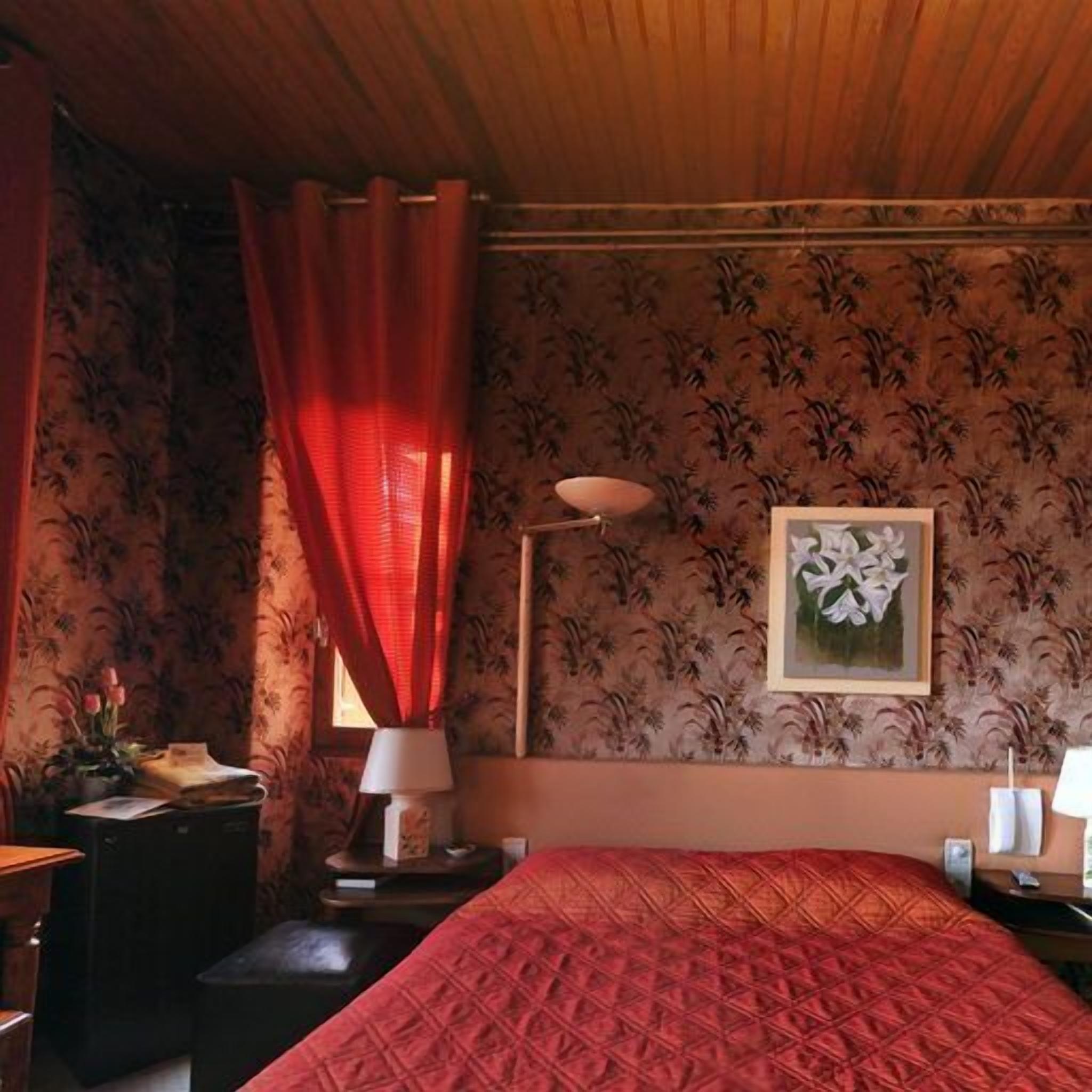 2 bedrooms, premium bedding, minibar, in-room safe