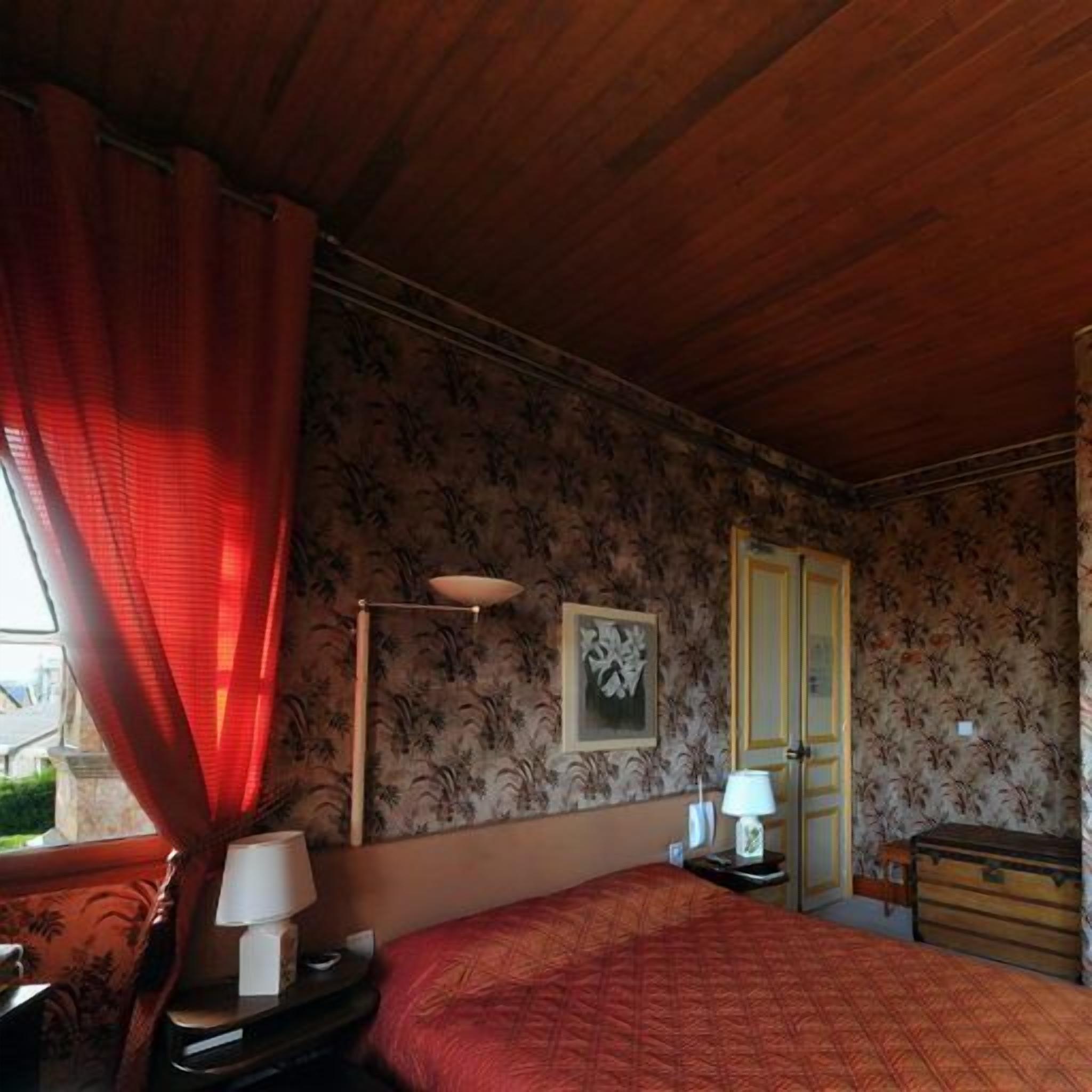 2 bedrooms, premium bedding, minibar, in-room safe