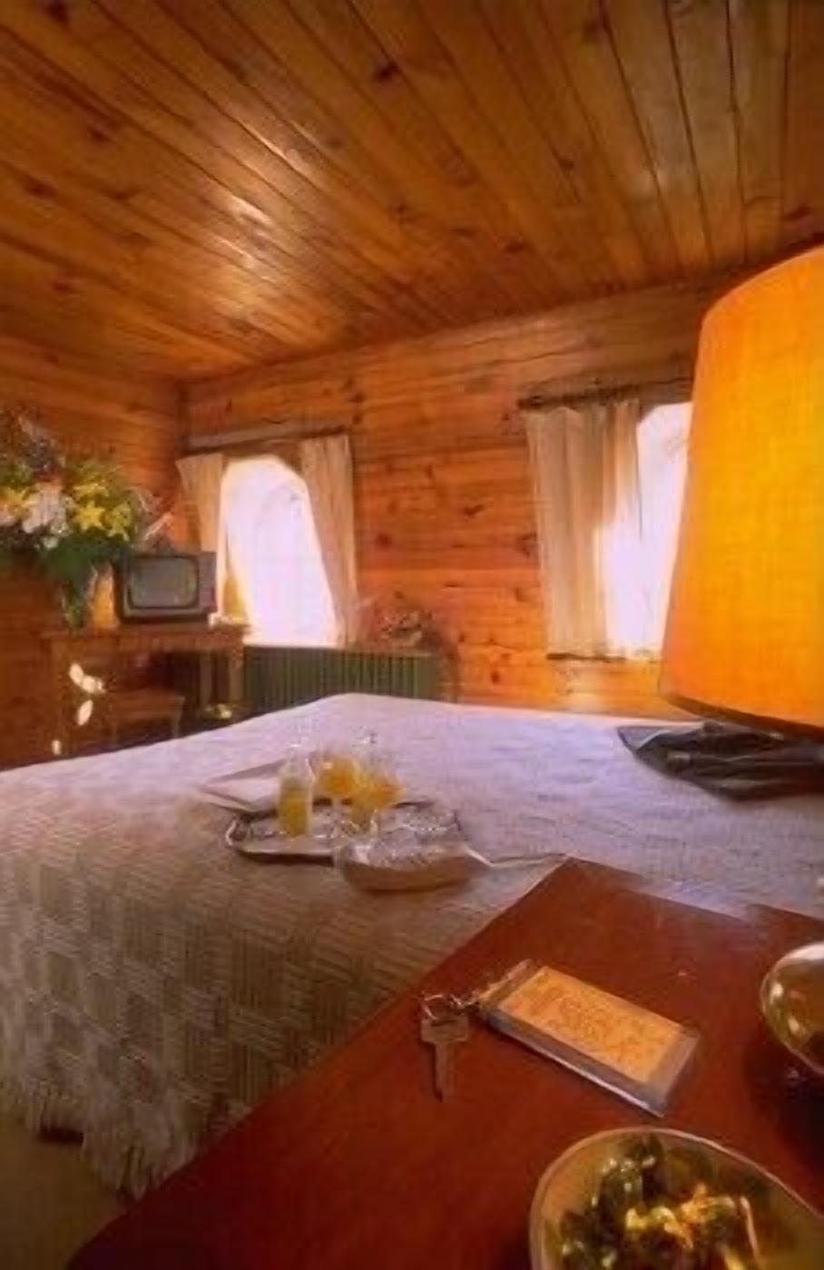 2 bedrooms, premium bedding, minibar, in-room safe