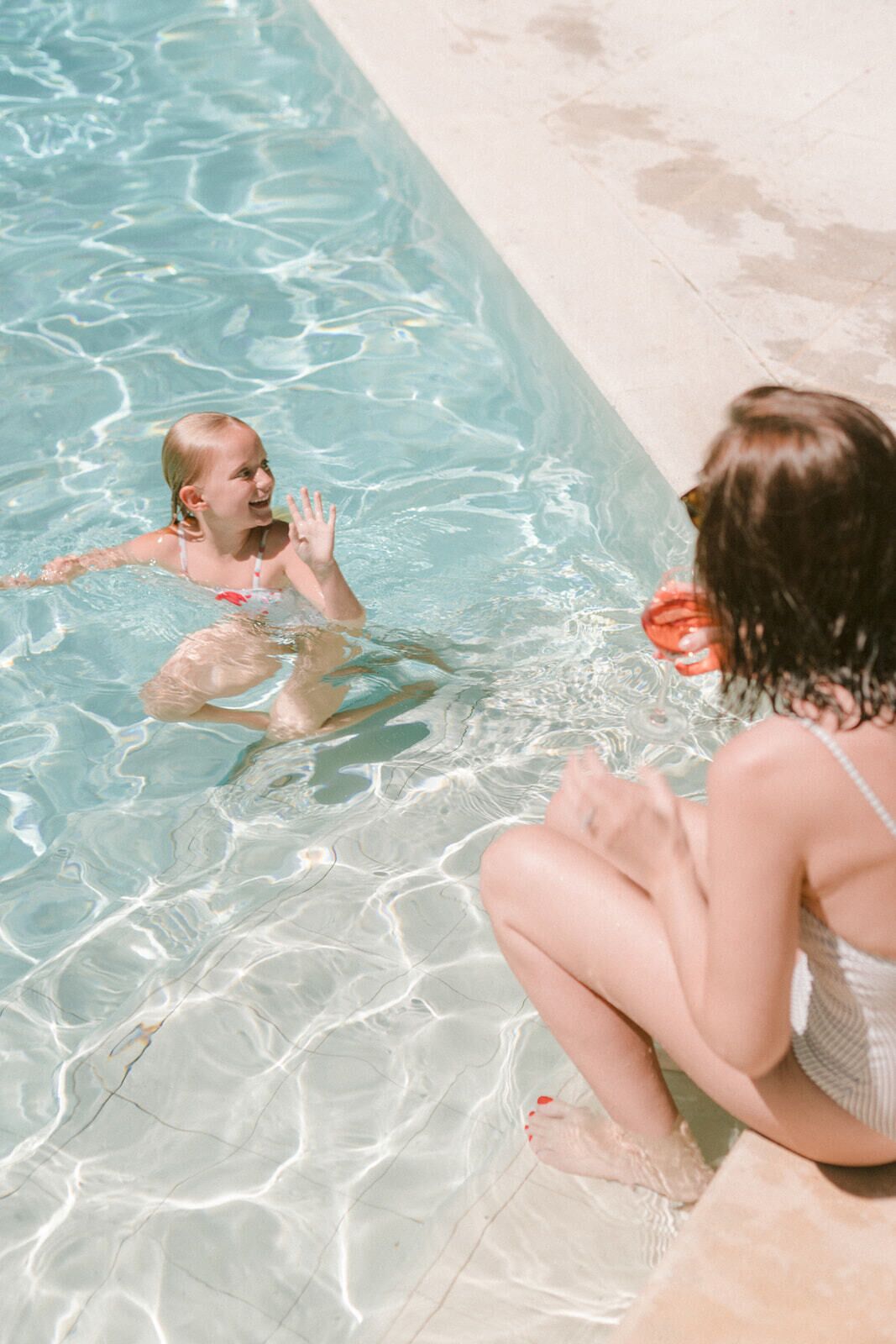 Una piscina al aire libre (de 08:00 a 20:00), sombrillas, tumbonas