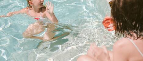 Una piscina con agua cristalina.