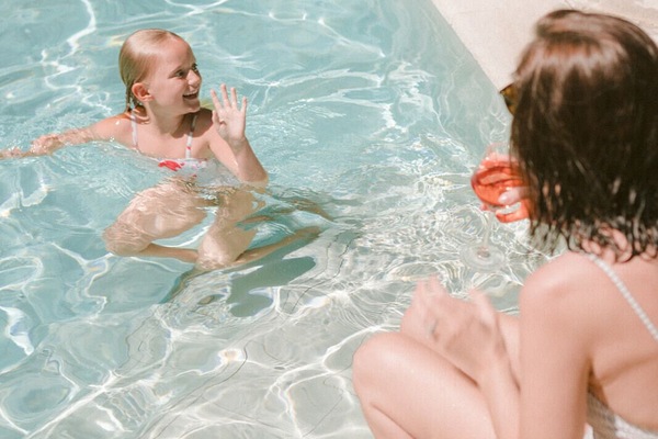 Una piscina al aire libre (de 08:00 a 20:00), sombrillas, tumbonas