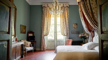 Premium bedding, in-room safe, desk, iron/ironing board