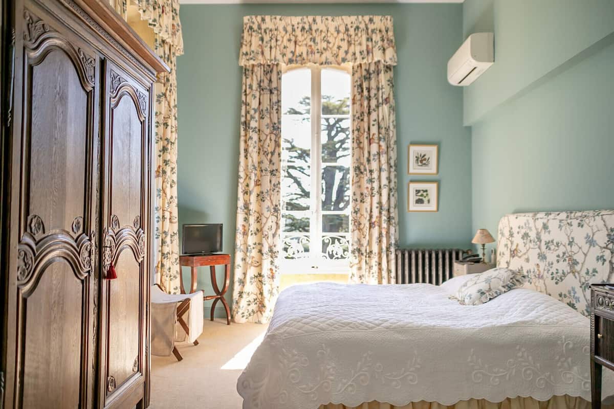 Deluxe Double Room | Premium bedding, in-room safe, desk, iron/ironing board