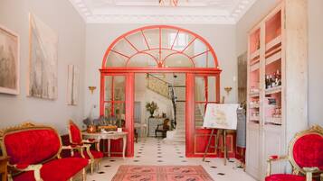 Coin salon dans le hall