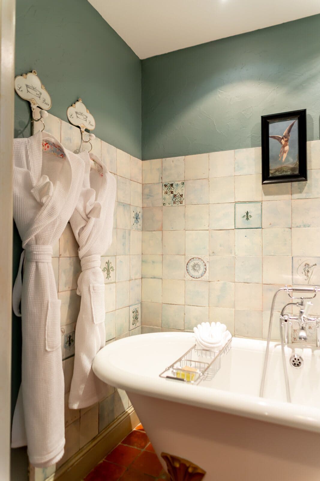 bathtub, deep-soaking bathtub, designer toiletries, hair dryer