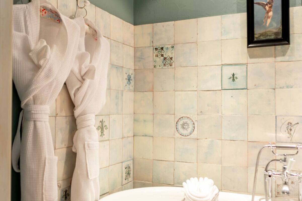 bathtub, deep-soaking bathtub, designer toiletries, hair dryer