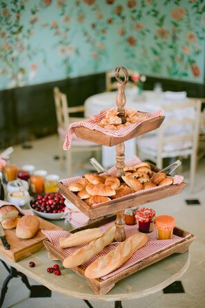 Daily buffet breakfast for a fee