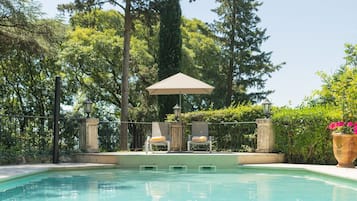 Piscine extérieure, parasols de plage, chaises longues