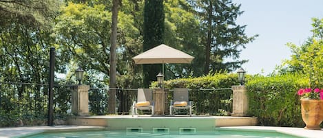 Piscine extérieure, parasols de plage, chaises longues