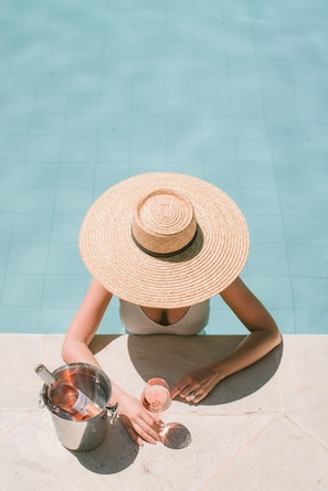 Una piscina al aire libre (de 08:00 a 20:00), sombrillas, tumbonas