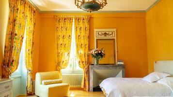 Familiekamer | Luxe beddengoed, een kluis op de kamer, een bureau