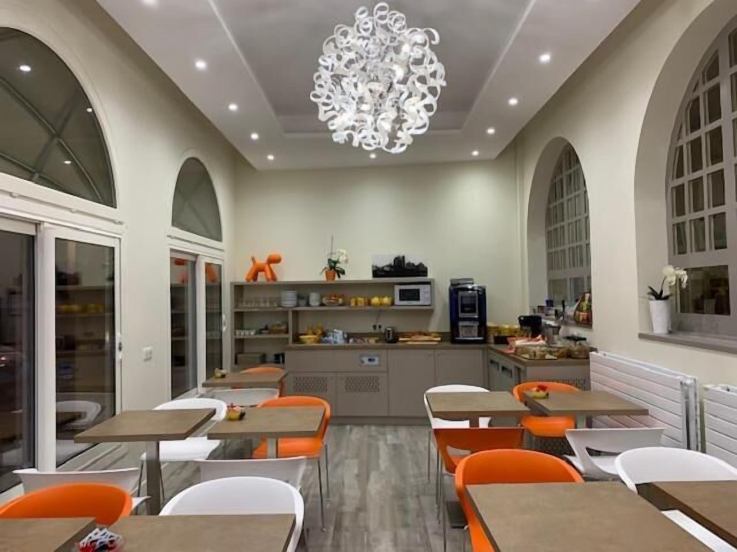 Bữa sáng buffet hàng ngày (12.5 EUR/mỗi người) 