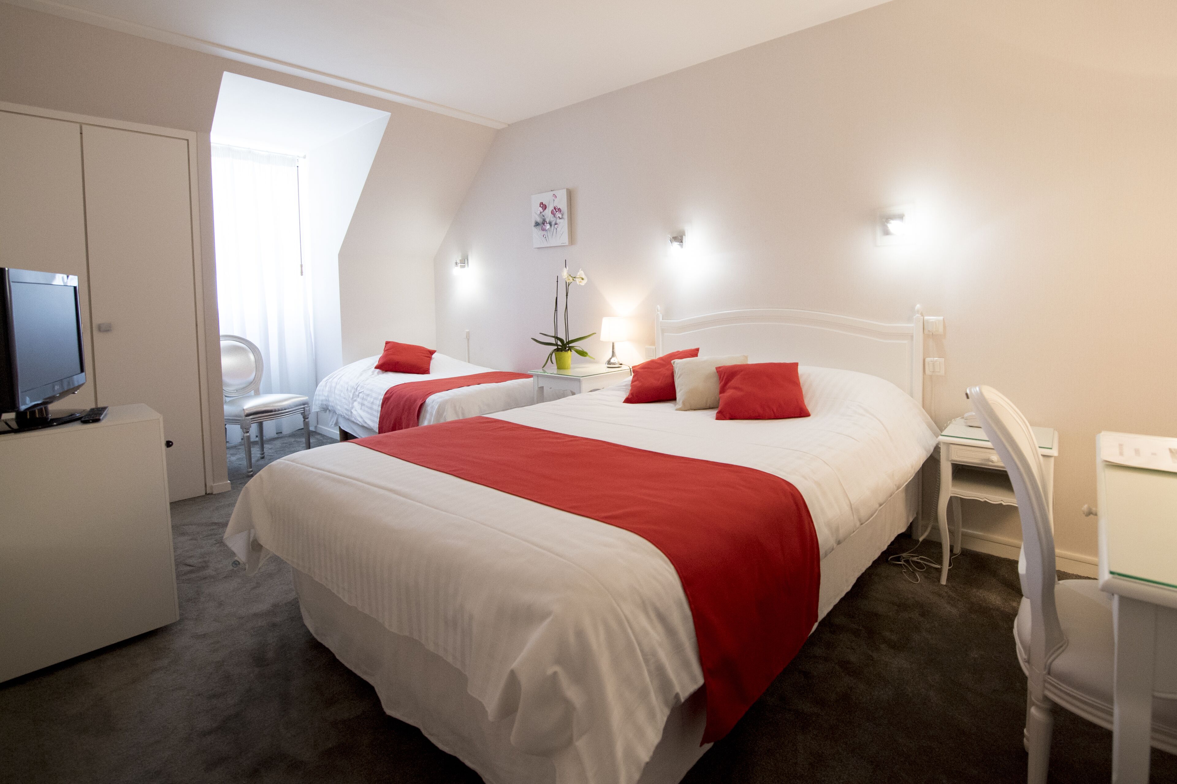 triple room | premium bedding, minibar, in-room safe, desk