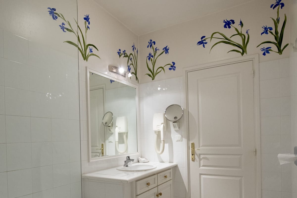 premium double room | bathroom | free toiletries, hair dryer, towels
