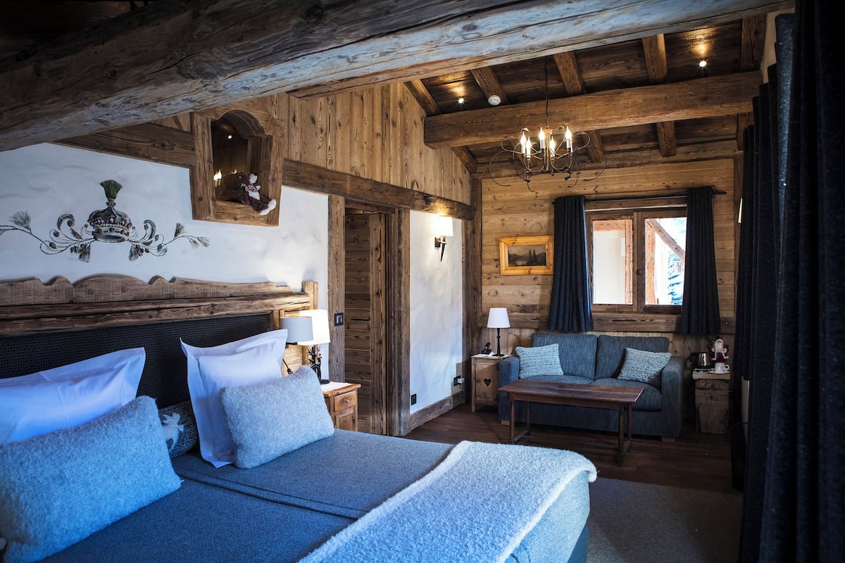 Un intérieur en bois comprenant un lit, un canapé et une table.