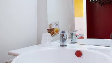 Een douche,  milieuvriendelijk toiletgerief, handdoeken