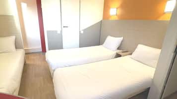 Chambre Standard, 3 lits une place | Bureau, Wi-Fi gratuit