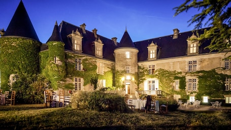 Façade de l’hébergement - soirée/nuit. Hôtel & Spa Château de La Côte - Brantôme