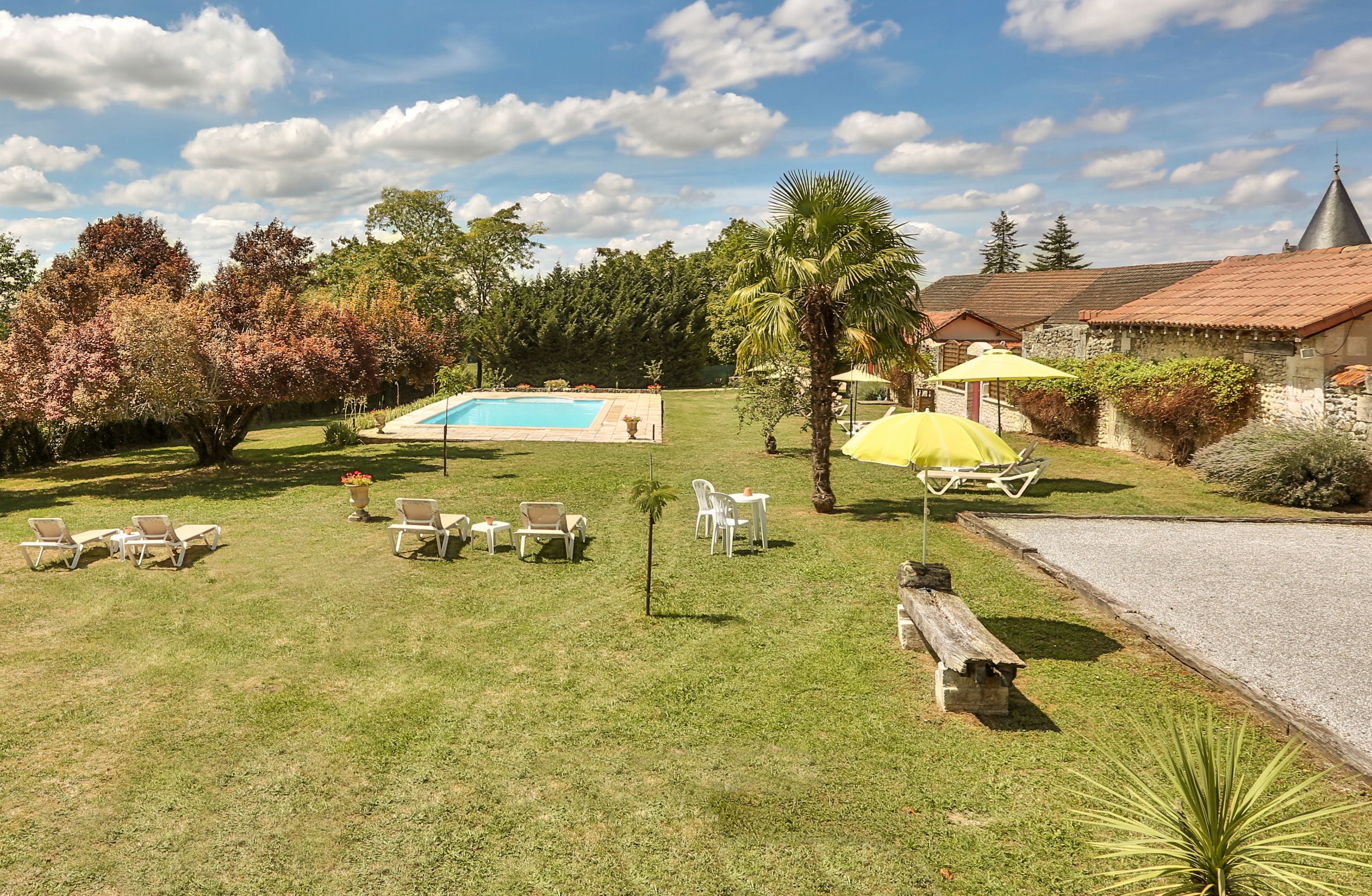 Piscine extérieure (ouverte en saison), parasols de plage