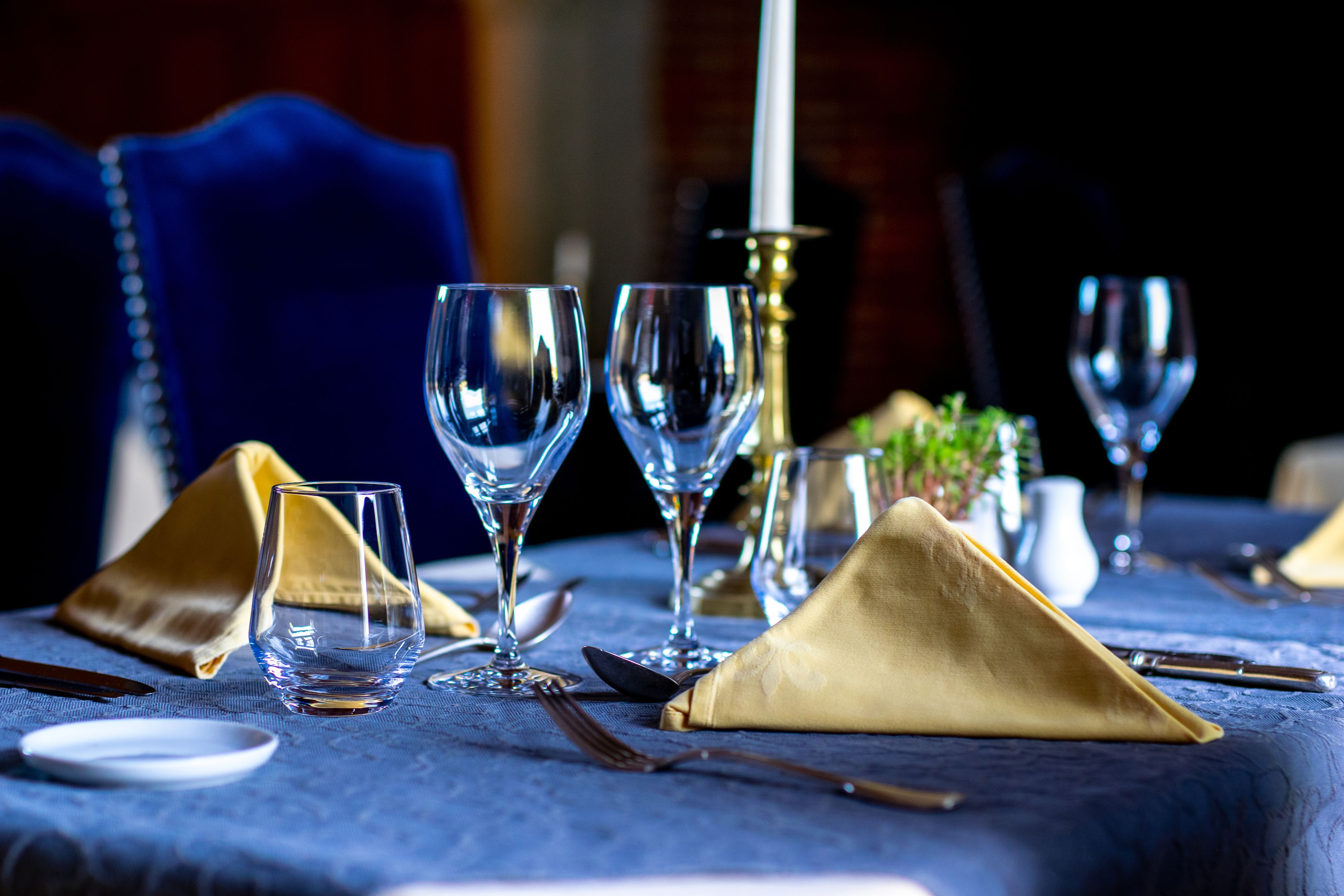 2 restaurants, breakfast, dinner served; french cuisine