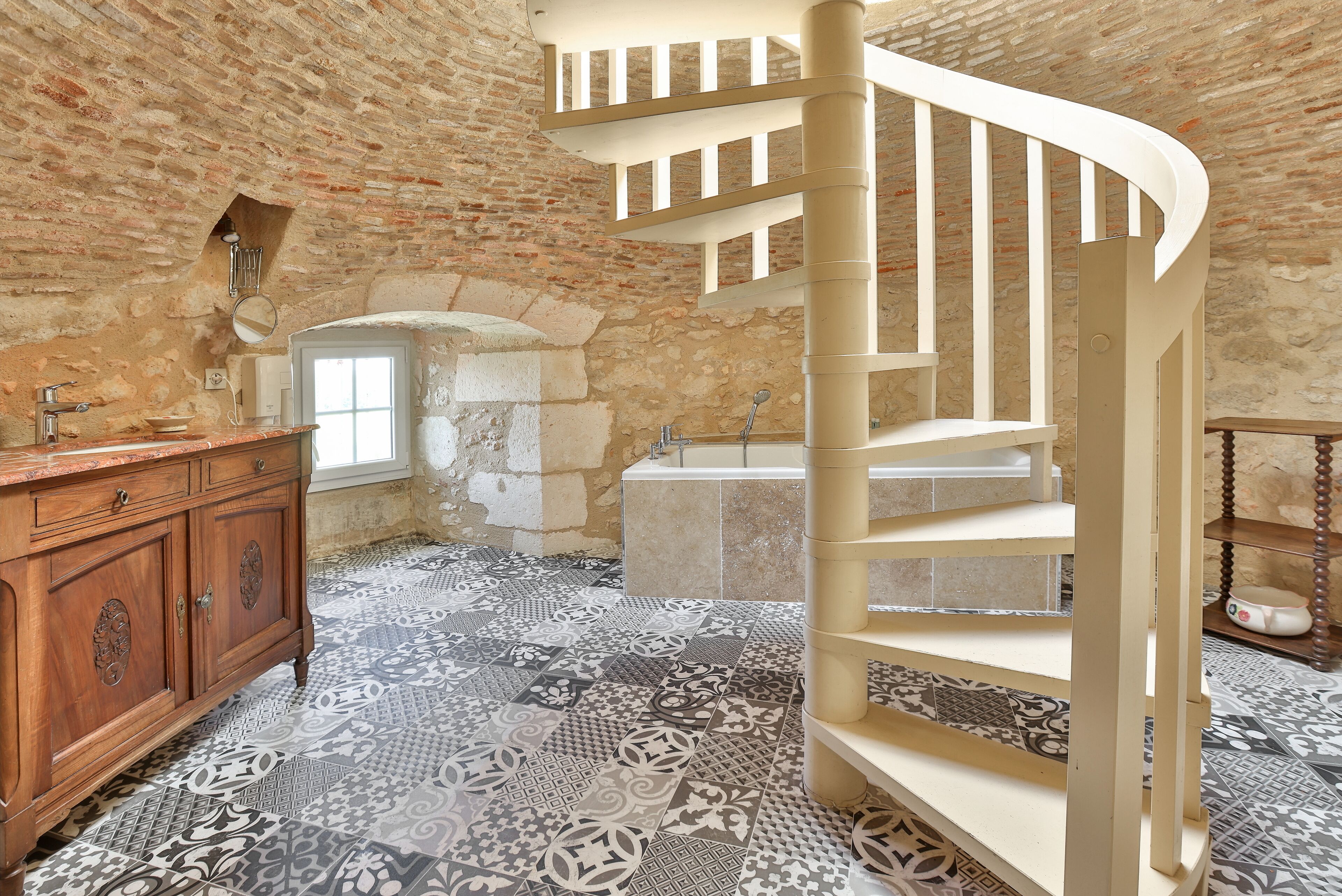 Chambre Double Supérieure de Charme | Salle de bain | Articles de toilette gratuits, sèche-cheveux, serviettes fournies