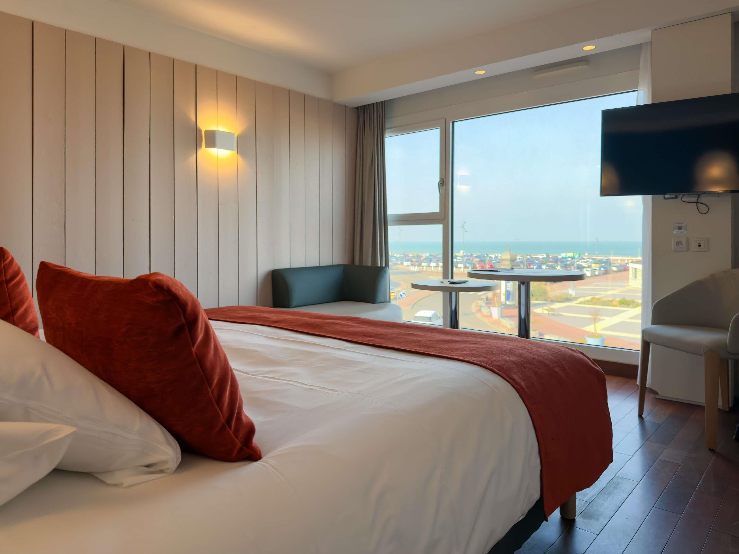 standard room, 1 king bed, sea view | in-room safe, individually furnished, desk, soundproofing
