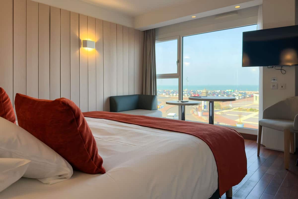 standard room, 1 king bed, sea view | in-room safe, individually furnished, desk, soundproofing