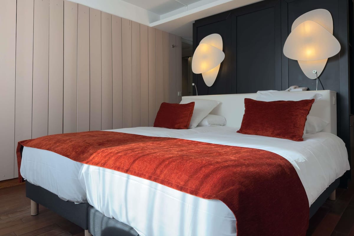 Standard Room, 2 Twin Beds | In-room safe, individually furnished, desk, soundproofing