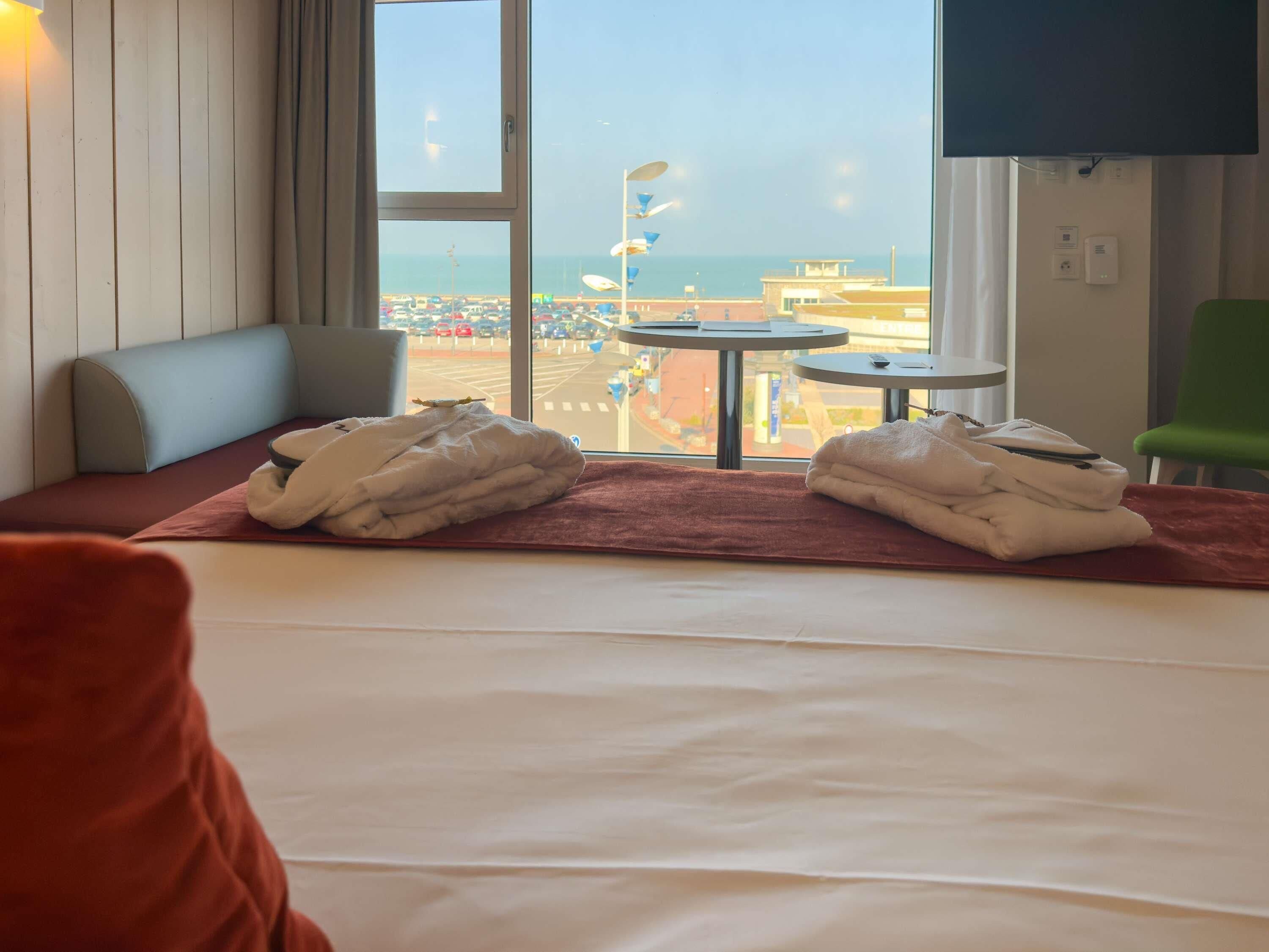 Privilege, Chambre, 1 très grand lit, vue mer | Coffres-forts dans les chambres, ameublement personnalisé, bureau