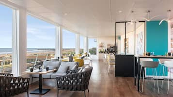 Desayuno buffet (EUR 19.50 por persona)