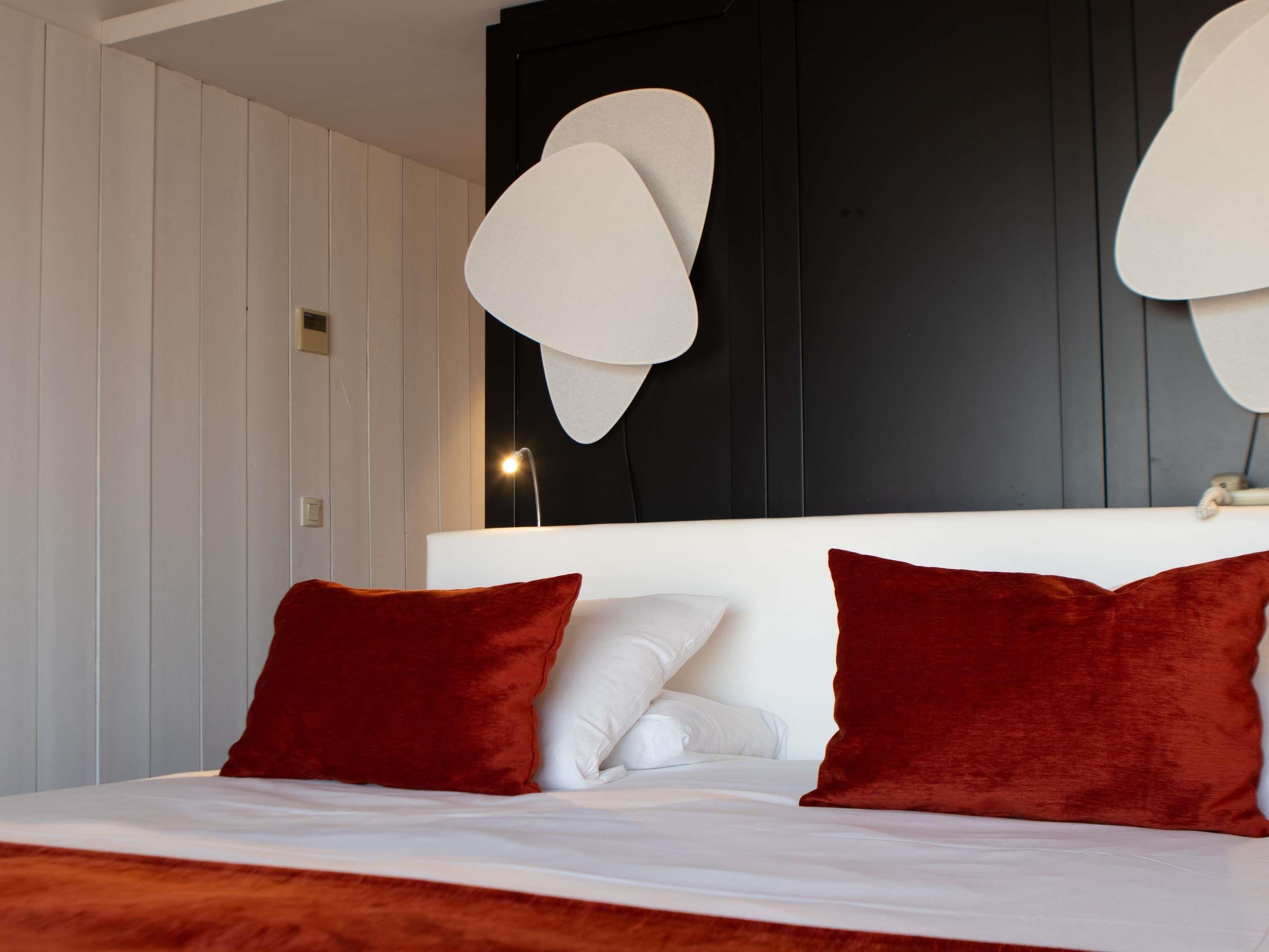 standard room, 1 king bed | in-room safe, individually furnished, desk, soundproofing